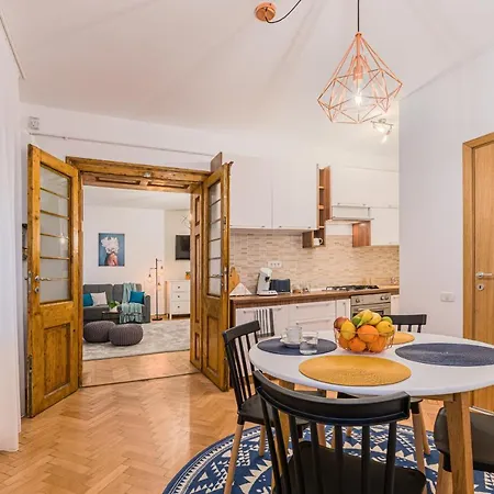 Garden Hideout - Central Apartment-2